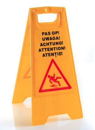 Žlutá výstražná cedule s nápisem pozor kluzká podlaha