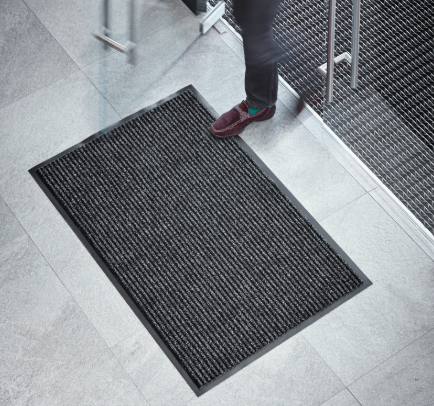 Jednoduchá vstupní rohož s žebrovaným povrchem ve firmě